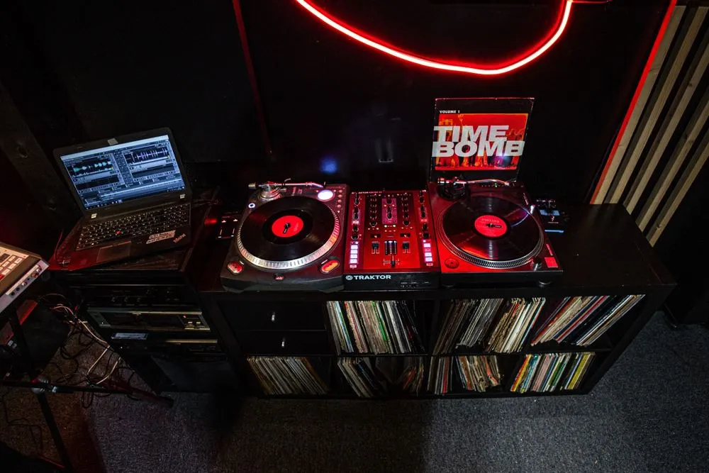 Platines, table de mixage et bacs de vinyles